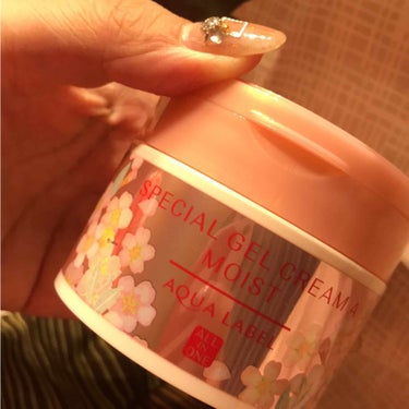 こちら限定の桜の香り(*^▽^*)
桜の限定には弱い私は即買しました！
使った感じ
しっとりするのにベタベタしなくて
とってもおススメでした(*^▽^*)
限定買っとくのもおススメでーす