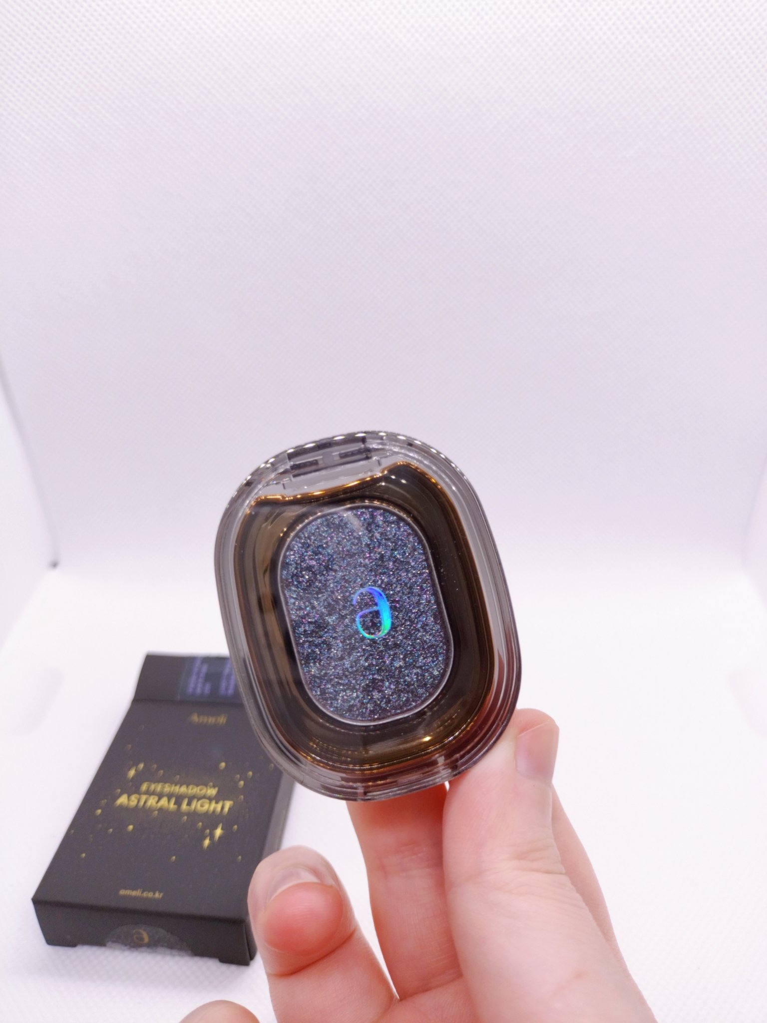 ASTRAL LIGHT EYESHADOW/Ameli/単色アイシャドウを使ったクチコミ（2枚目）