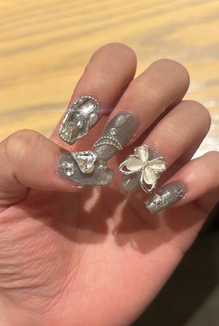 ᘗ⃒ƕ ⟡.·*. on LIPS 「今月のセルフネイル!夏らしい涼し気なカラーにしてシルバーのマグ..」(1枚目)