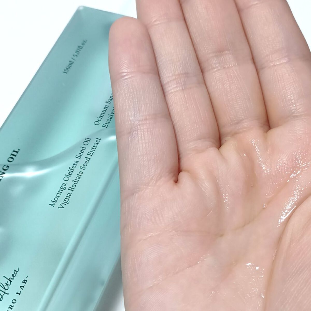 🍑모모카🍑のクチコミ「
水のようなサラッとしたテクスチャー
のオイルが皮脂や毛穴の老廃物PM2.5、
黄砂などの大気.....」（2枚目）