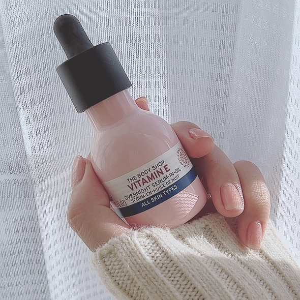 
【THE BODY SHOP VITAMIN E オーバーナイト セラムインオイル】

夜用美容液🥑(←ビタミンEといえば)
オイルなので、たしかに朝は塗りたくない🙃

保湿力は良い🙆‍♀️
個人的にはベタつきもないと感じるし、しっ