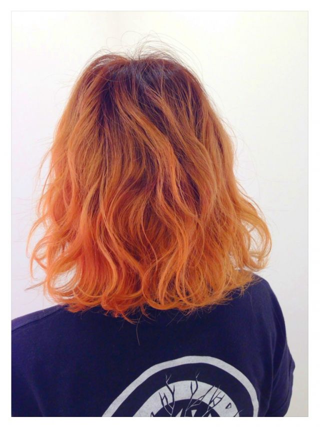 オレンジ色のヘアカラー