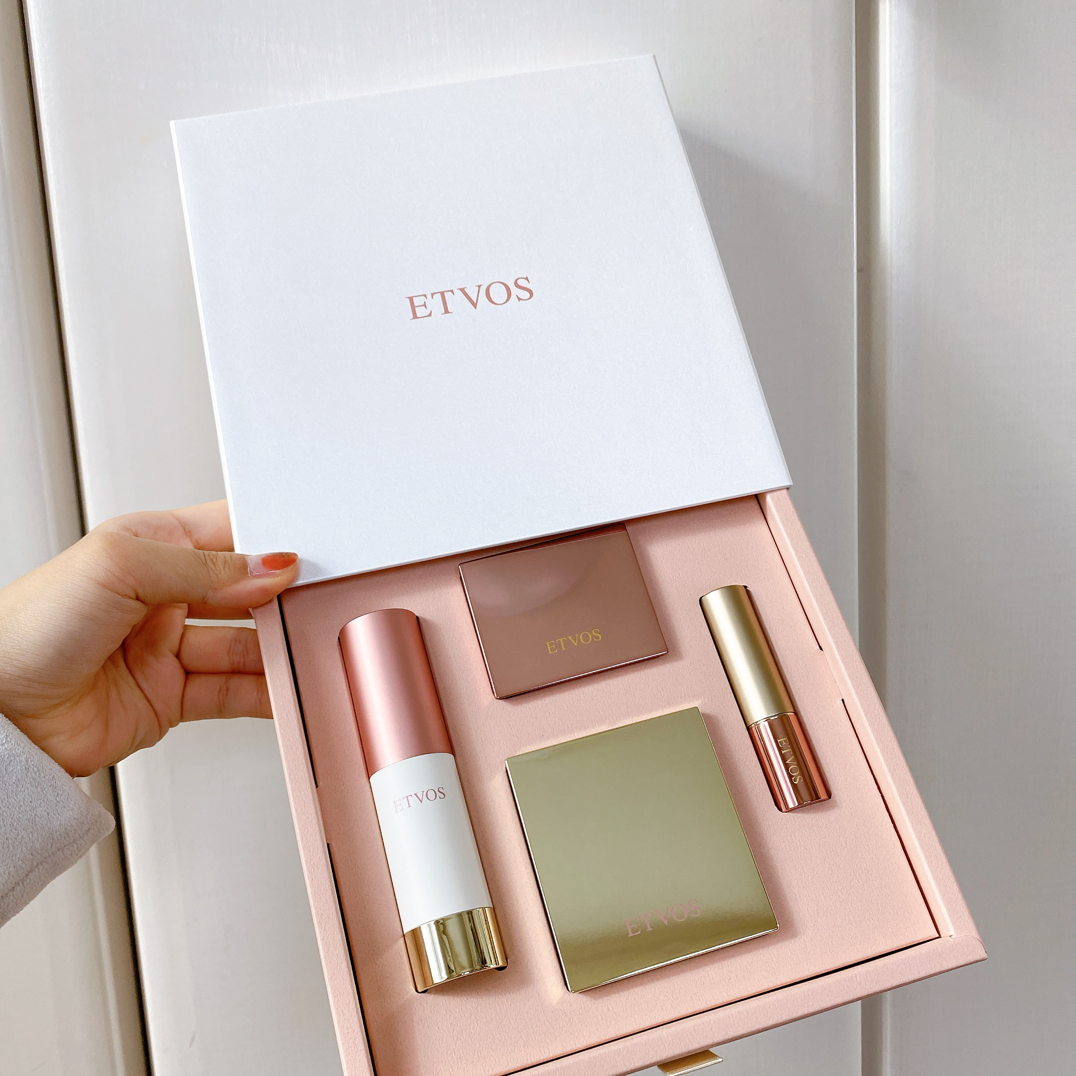 ホリデーコフレ2023〈カームピンク〉/エトヴォス/メイクアップキットを使ったクチコミ（2枚目）