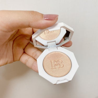 FENTY BEAUTY BY RIHANNA キラワットフリースタイルハイライターのクチコミ「\FENTY BEAUTY BY RIHANNA 
　　　　　キラワットフリースタイルハイライ.....」（1枚目）