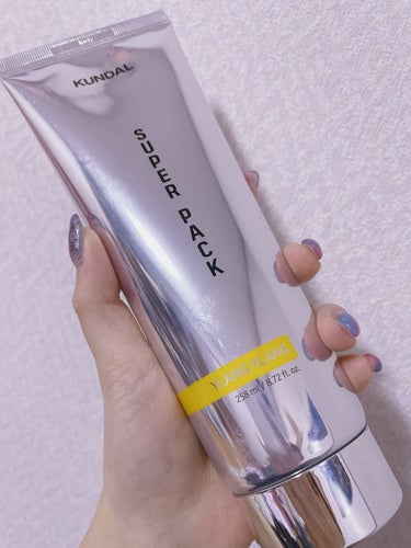 
🧡KUNDAL
      プレミアムヘアクリニックスーパーパック
      ￥1,599(Qoo10価格)

髪質を変えたくて縮毛矯正を卒業し
ここ最近はずっと髪質改善トリートメントを
美容室でやってます💇‍♀️💓
LAケラチントリートメントまじでいいです🥺
高いけどもう沼( ᐪ꒳ᐪ )
ホームケアとして何かいいのないかなと
今回購入してみたのがこちら‼️

3秒に1個売れてるという
韓国No.1ブランドのKUNDAL💗
これは傷んだ髪の最終手段としての
スーパーヘアパック😫👏
まず量がたっぷり入ってるから
惜しみなく使えるのが素敵😍
今回選んだ香りはイランイランで
すっごくいい香りで癒し効果◎🥳💮
植物由来成分が髪を柔らかくしてくれるから
ギシギシしにくい🌱🌱🌱
ヘアカラーにアイロンやコテなどで
傷みまくった髪にぴったりな
植物性オイルコーティング膜が
外部刺激から髪を守ってくれる☺️✨
出した時は固めなテクスチャーだったけど
濃厚なクリームが髪に水分入れてくれる感じ🧡
シャンプーも一緒に買えば良かったと
ちょっと後悔m(*_ _)m
洗い流した後もとぅるとぅる🤗💓

#KUNDAL
#プレミアムヘアクリニックスーパーパック
#韓国
#トリートメント
#ヘアパック
の画像 その1