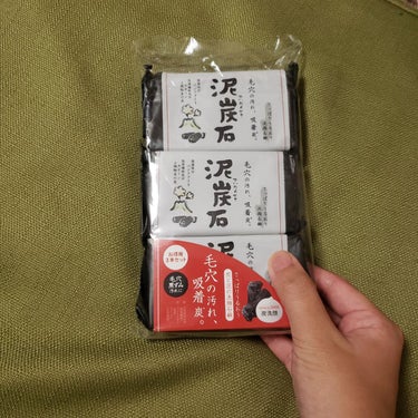 【炭の洗顔石鹸、買ってみた。】

先日のアマゾンプライムセールで購入した、洗顔石鹸のレビューです。

（見た目）
温泉とかで売っているような、真っ黒な石鹸です。
※写真2枚目


（におい）
実際に使用