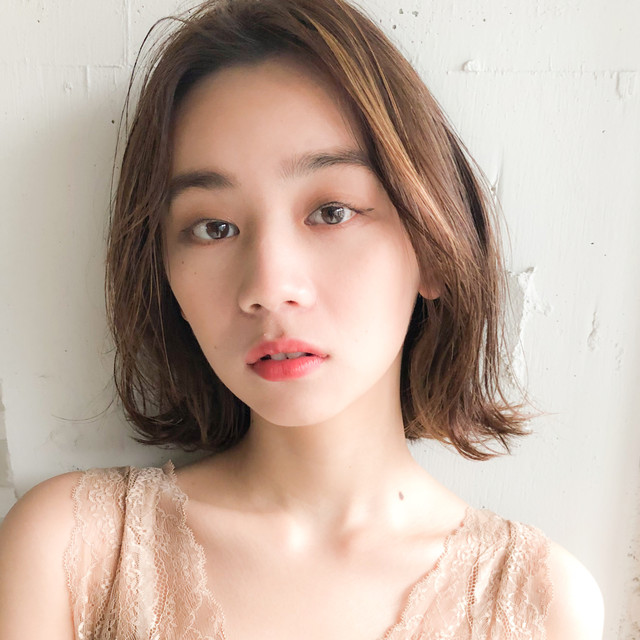 ワンレンスタイルの長め前髪の女性