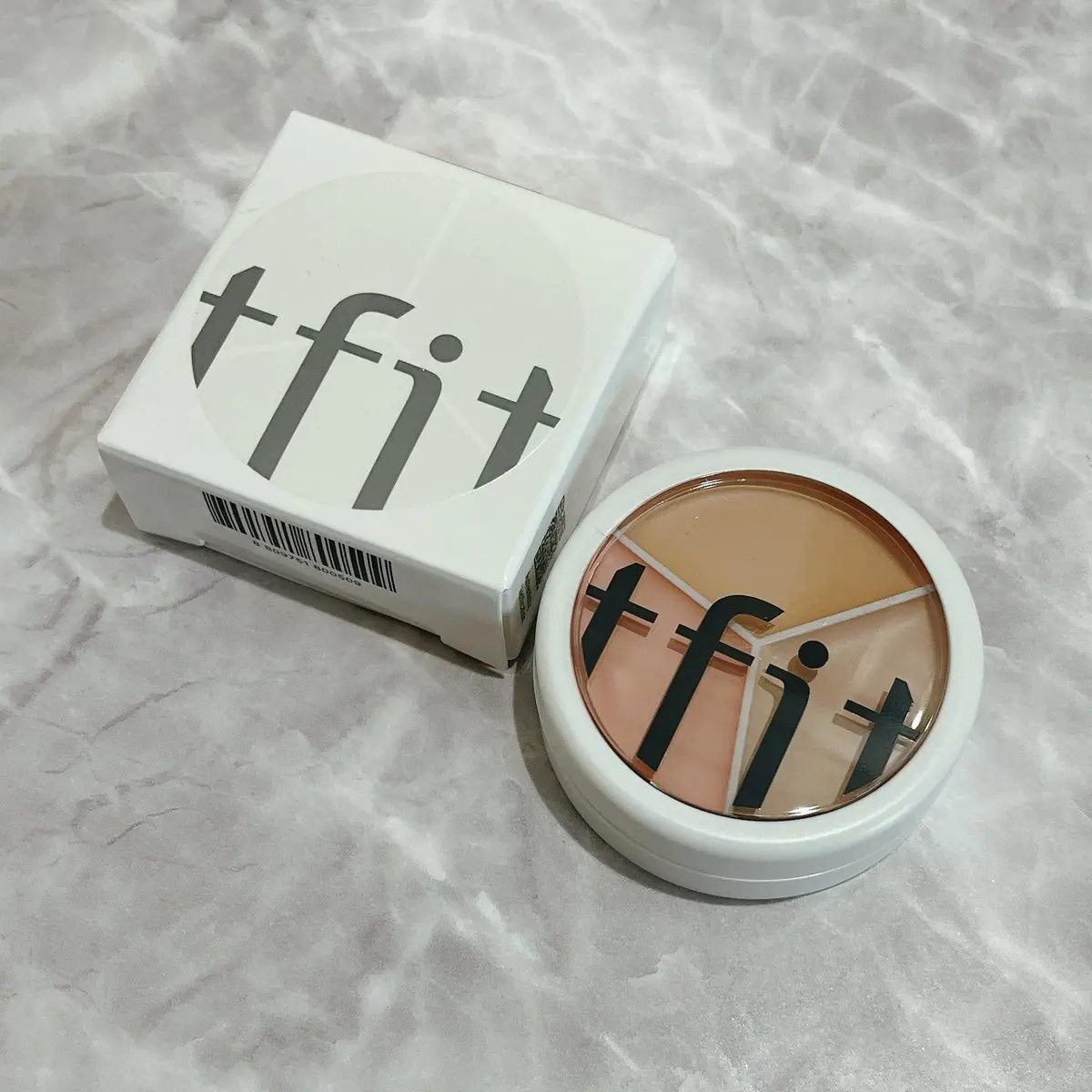 #PR
TFIT様よりコンシーラーをお試しさせていただきました💕
LIPSベストコスメティック2023下半期持続力アワードでコンシーラー部門1位を受賞✨1つに3つの色が含まれており、肌のトーンに合わせて使用できます🥰

水や汗に強いから