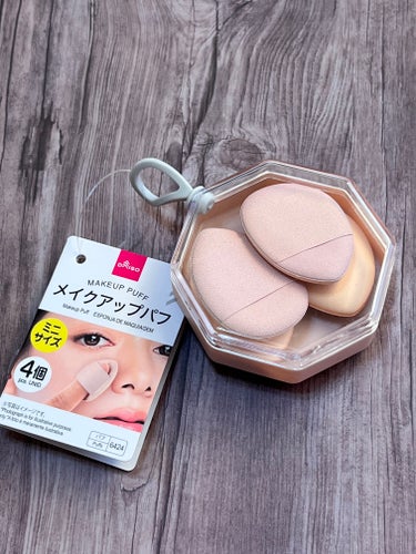 DAISO
メイクアップパフ
ミニサイズ４個
専用ケース付

┈┈┈┈┈┈┈┈┈┈┈┈┈┈┈┈┈┈

コンシーラーを馴染ませる時に使いやすい🙆‍♀️

指にフィットする小さめなので、
ポイントで馴染ませ