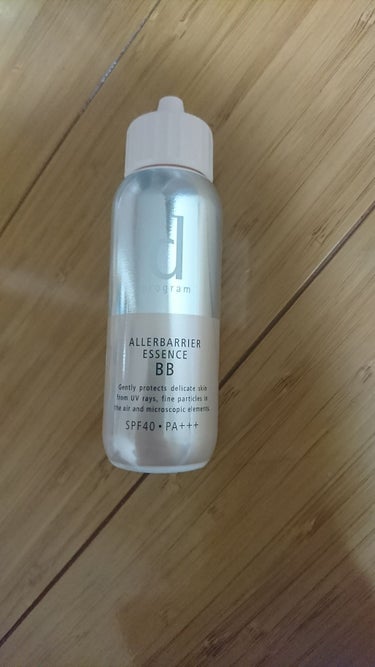 BBクリームです。こちらはSPF40 ＋＋＋で、紫外線も守ってくれて、下地とファンデーションなどが入っている、BBクリームです。日中用美容液も入っているので、保湿もされますし、伸びも良いです。隠したい、