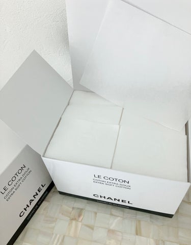 CHANEL ル コットンのクチコミ「大判でコットンパックに最適！
毛羽立ちも少なく、赤ちゃんの肌に使える安全性の高さ！
ロゴの型押.....」（2枚目）