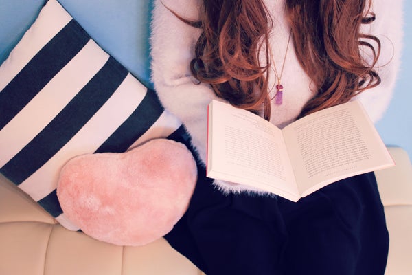 本を読んでいる女性