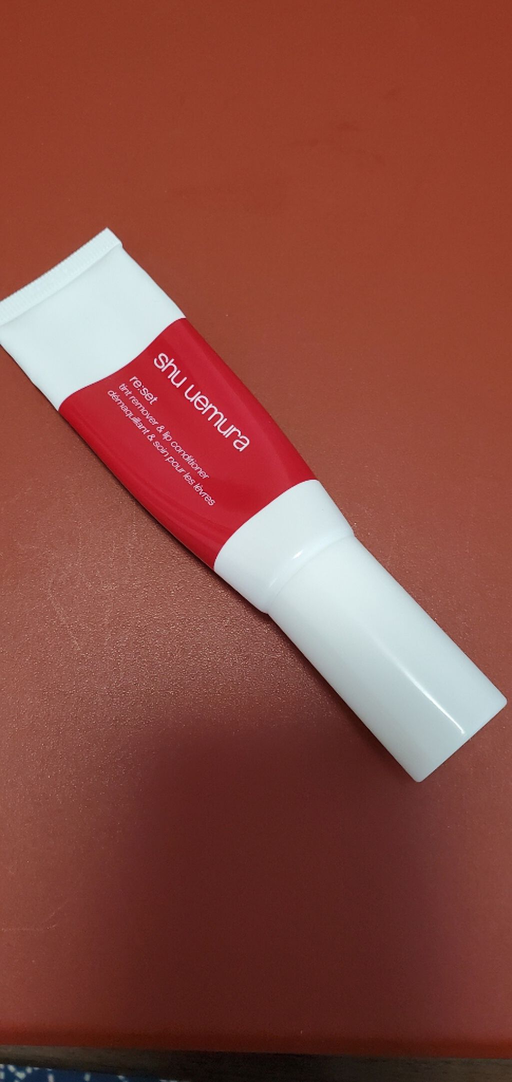 shu uemura　リセットティントリップリムーバー
価格3520円(税込)
こちらの商品は、なかなか落ちない口紅を塗った時に使っています。
コットンに2プッシュしてから、唇に当て5秒後ゆっくり拭き取ると綺麗に落とせます。
落とした後は凄