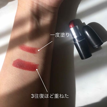 MAC MATTELIPSTICK  チリ
画像は自然光で撮影無加工です

ずっと気になってたのがリトルサイズで出たのでお試しで買ってみました！ 色はブラウンがかったオレンジマット🍊 前に投稿したYSL