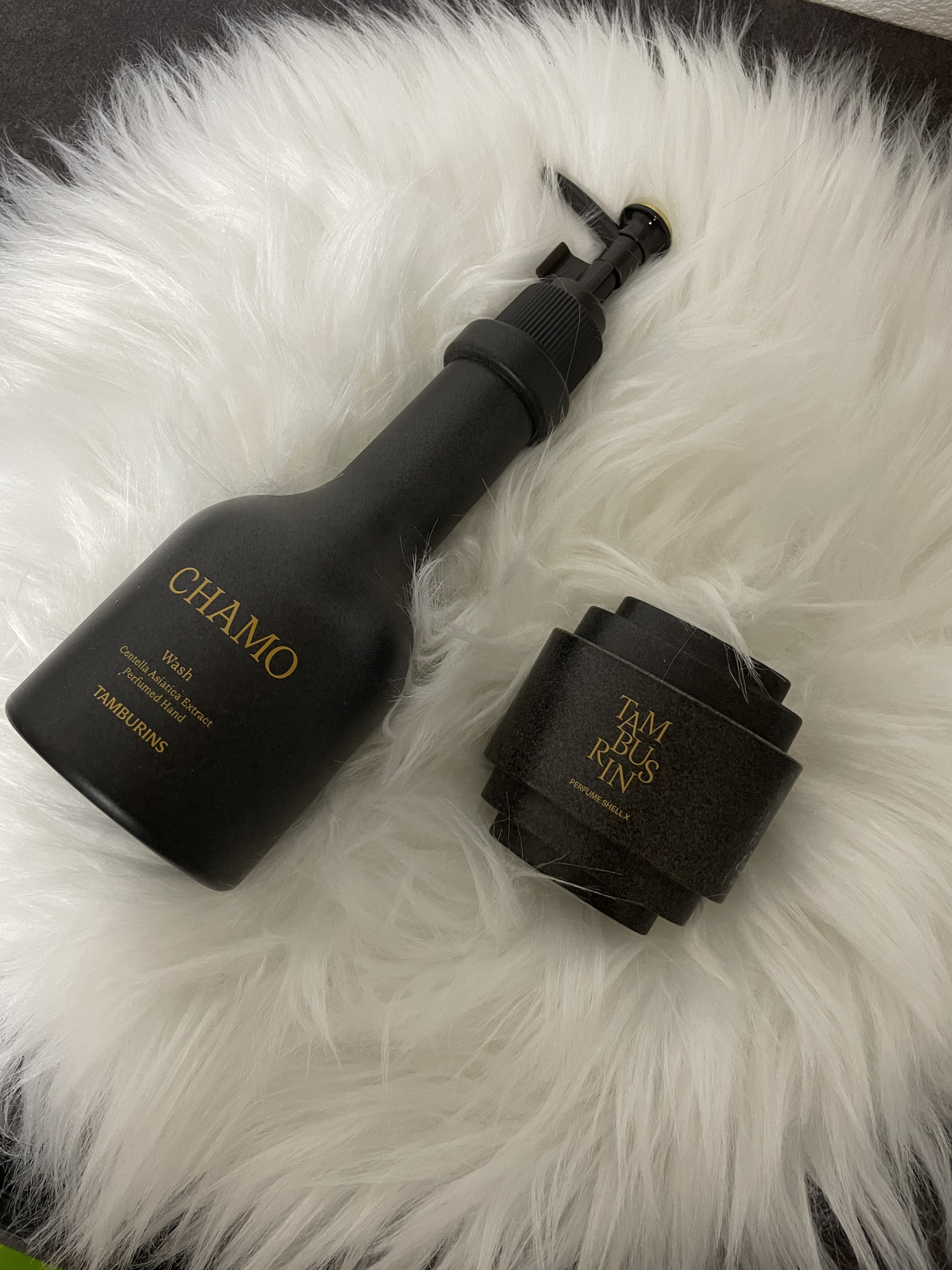 □TAMBURINS

CHAMO

ハンドクリーム
買いに行って

ぜーんぶ匂って
迷いに迷って
1番気に入って

ハンドクリームと
ハンドソープも買った♡

どれも見た目が
可愛くて
たまらんかった😍

平日の昼でも
めっちゃ人多くて