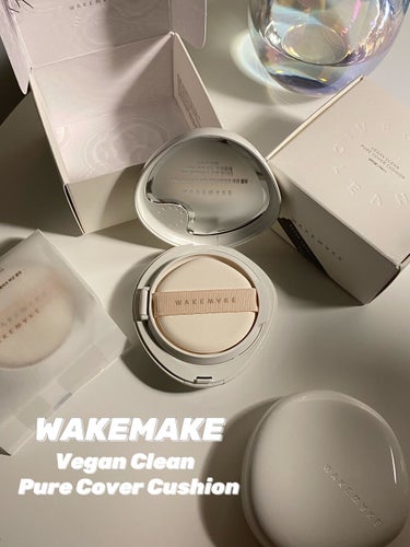 WAKEMAKE ビーガンクリーンピュアカバークッションのクチコミ「🤍しっとり質感なのに崩れにくい🤍





簡単に肌の凹凸をカバーして
ちゅるんと陶器肌を作る.....」（2枚目）