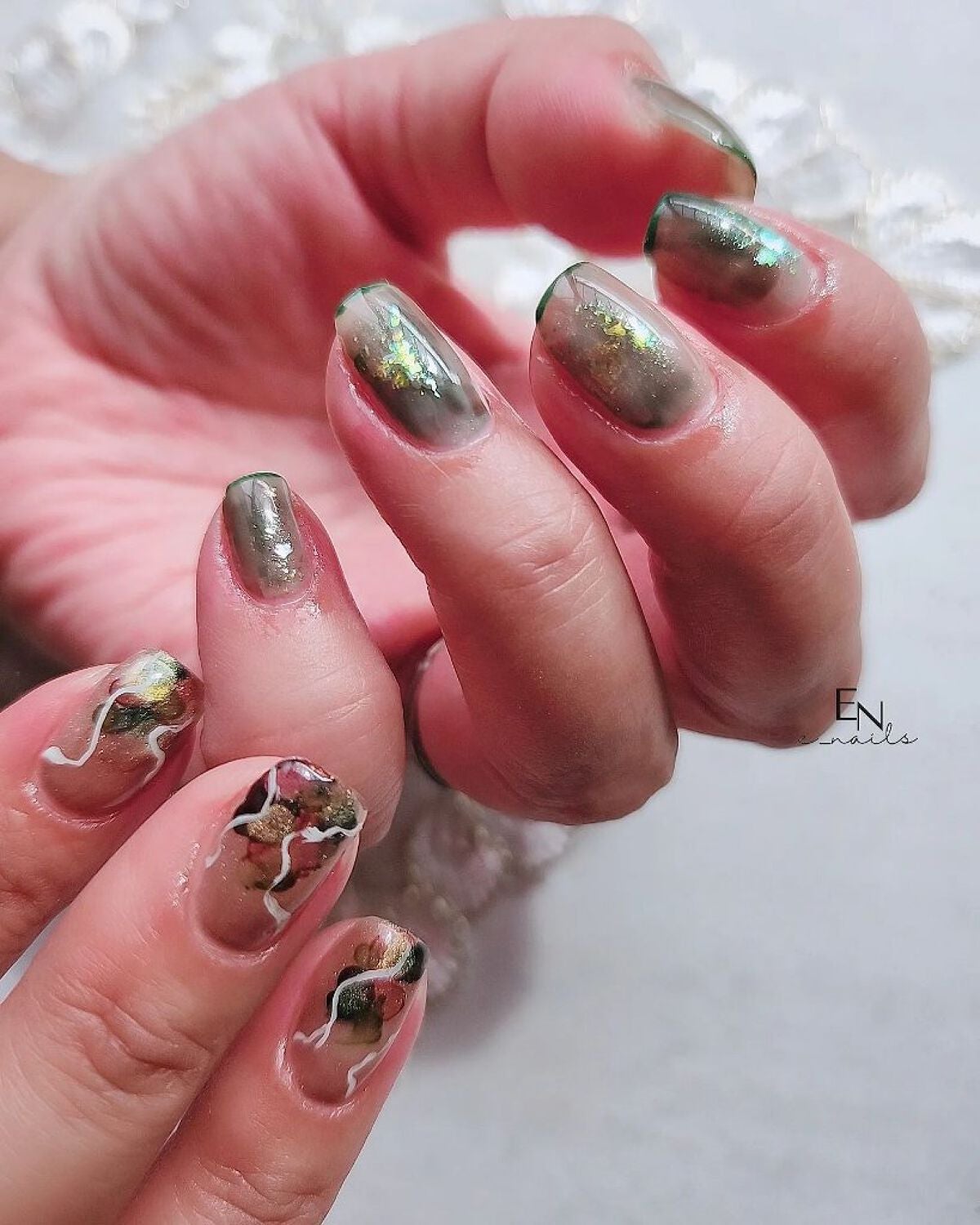 e_nails//フォロバ◎//ネイルとコスメ好きママ on LIPS 「左手もチェンジして両手秋になりました🙌🏻今年のトレンドのグリー..」(1枚目)