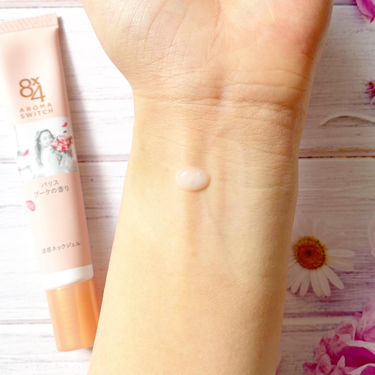 8x4 アロマスイッチ 涼感ネックジェル パリスブーケの香り/８ｘ４/デオドラント・制汗剤を使ったクチコミ（3枚目）