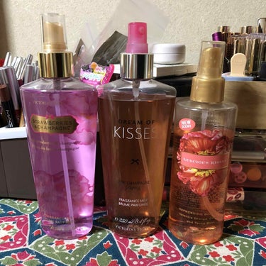 victoria's secret (ヴィクトリアズシークレット) ボディ ミストのクチコミ「2018.02.12
ボディミスト達❤️
KISRESは特価で購入❤️
全体的に癖のある香りが.....」（1枚目）