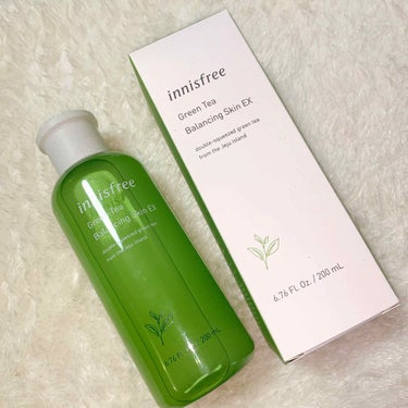 
Innisfreeの化粧水が良い
と口コミを見て使ってたみたい！！
と思い購入しました✨

テクスチャはトロトロです！

なので少量で顔全体に塗布出来ます！

匂いもお茶?の匂いがします！

これを使