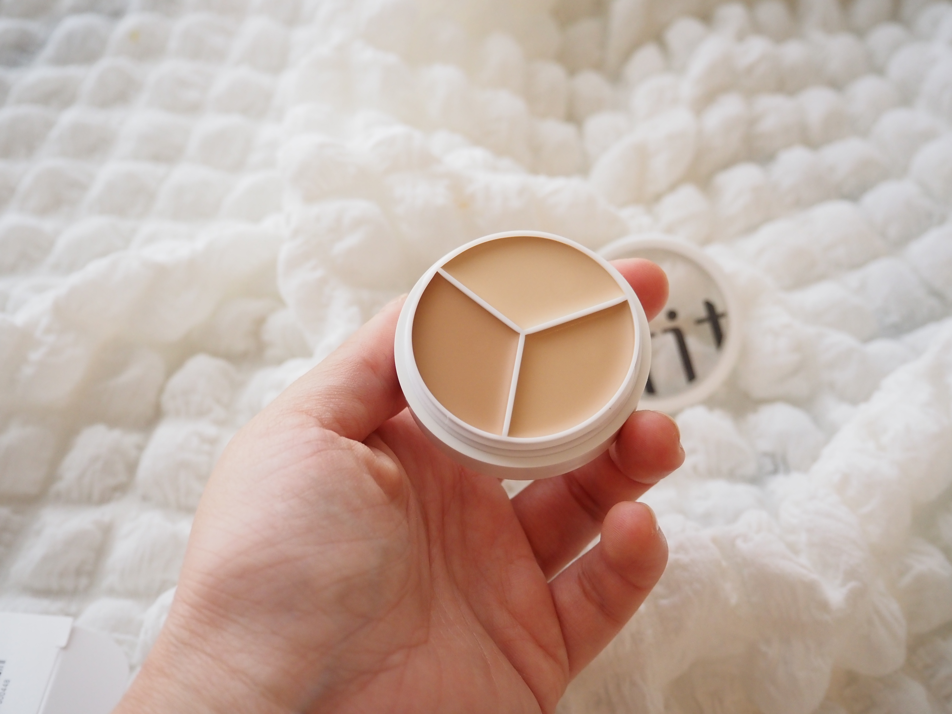 毎月定期的に出きちゃうニキビ。
そして永遠の悩みであるニキビあとをどうにかしたくて、お友達もいいと言っていたコンシーラーを購入してみました。

３色入っているのでマルチパレットのよう。
ミックスすれば、いろんな肌トーンに合うのでイエベでもブ