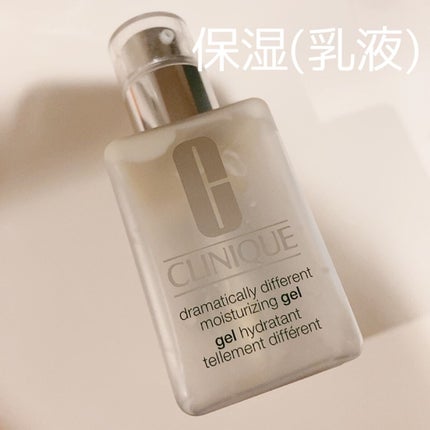 CLINIQUE ドラマティカリー ディファレント モイスチャライジング ジェルのクチコミ「乳液の色が黄色いのはなんでだろうか💛
使い心地が不思議。薄い膜を張ってるような、保湿してる!感.....」(1枚目)