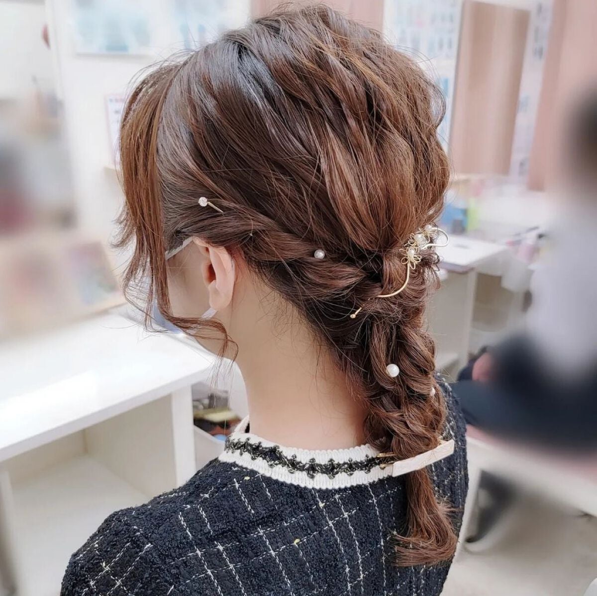 ヘアメイクみどり【YouTube】 on LIPS 「お呼ばれに人気の編み下ろし❤️ねじりアレンジで大人っぽい雰..」(3枚目)