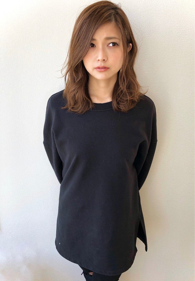 サイドに前髪を流したセミロングの女性