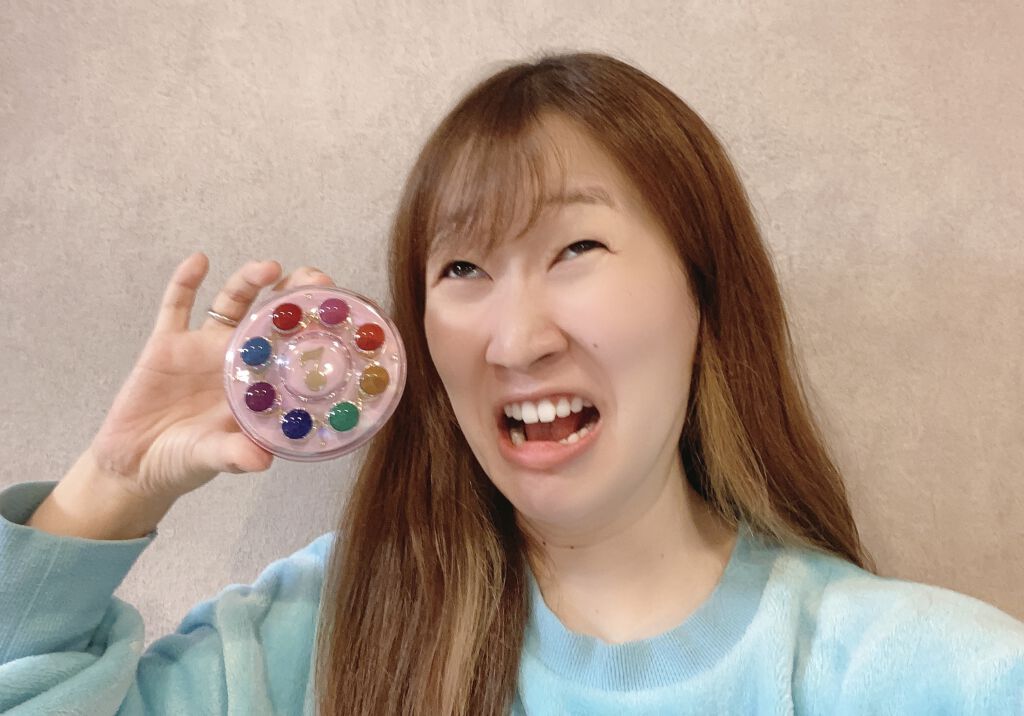 あの、おジャ魔女どれみのコスメ！！！

私はど世代なので持っているだけでテンションが上がります。

プレミアムバンダイから発売された最高に可愛いチークです。
小学生の頃、憧れていた物の中にチークパウダーボールがたくさん入っています！

メイ