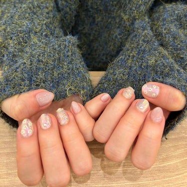 \\new nail//

こんにちは🌞
またまたネイルを付け替えたのでご紹介します！！

こんかいは全体的にピンクベースでマグネットと、オーロラミラーになってます🪞🌷

キルティングと白いお花が可愛す