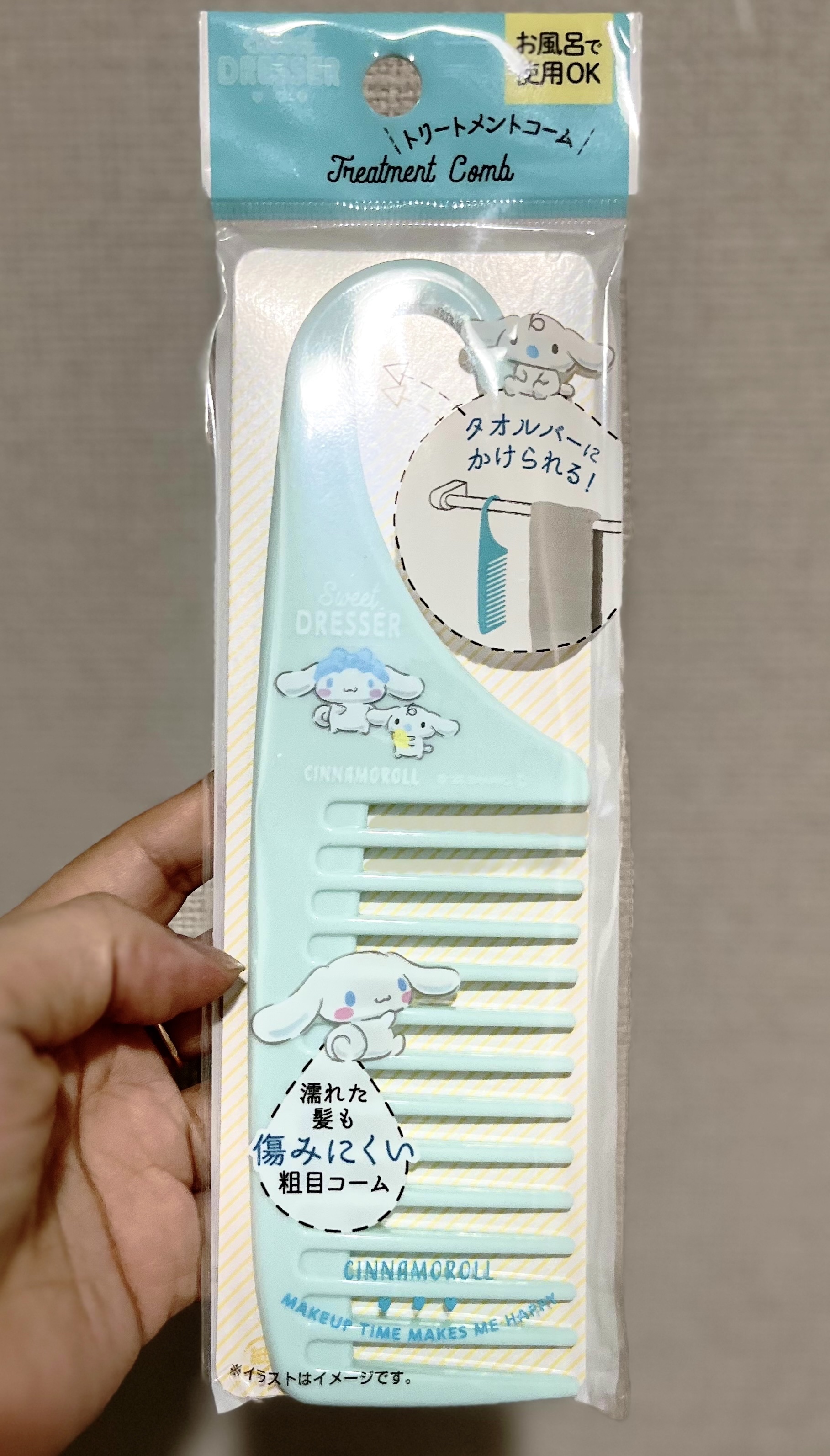 セリアでトリートメントコーム購入。
近所では売り切れで買えず、出先で発見しました。

君に会いたかったよ🥰
これが100円なんて申し訳ない位いい仕事します。

お風呂のタオルバーにひっかけられる可愛いやつです。
他にマイメロのピンクもあり