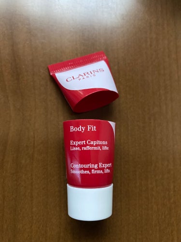 CLARINSのボディ フィットのミニサイズを使い切りました。

ピンク色のクリームで、テクスチャーの印象的にさっぱりしているのかと思いきや、つけて伸ばすと伸びも肌なじみもよく、夏場に使用しましたが清涼