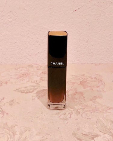 落ちにくく、保湿力も兼ね備える上品リップ💄

【商品名】
CHANEL
ルージュ アリュール ラック
リップカラー 63 アルティメット(20色)


鮮やかな発色と、ツヤ、うるおいを長時間キープ。唇と