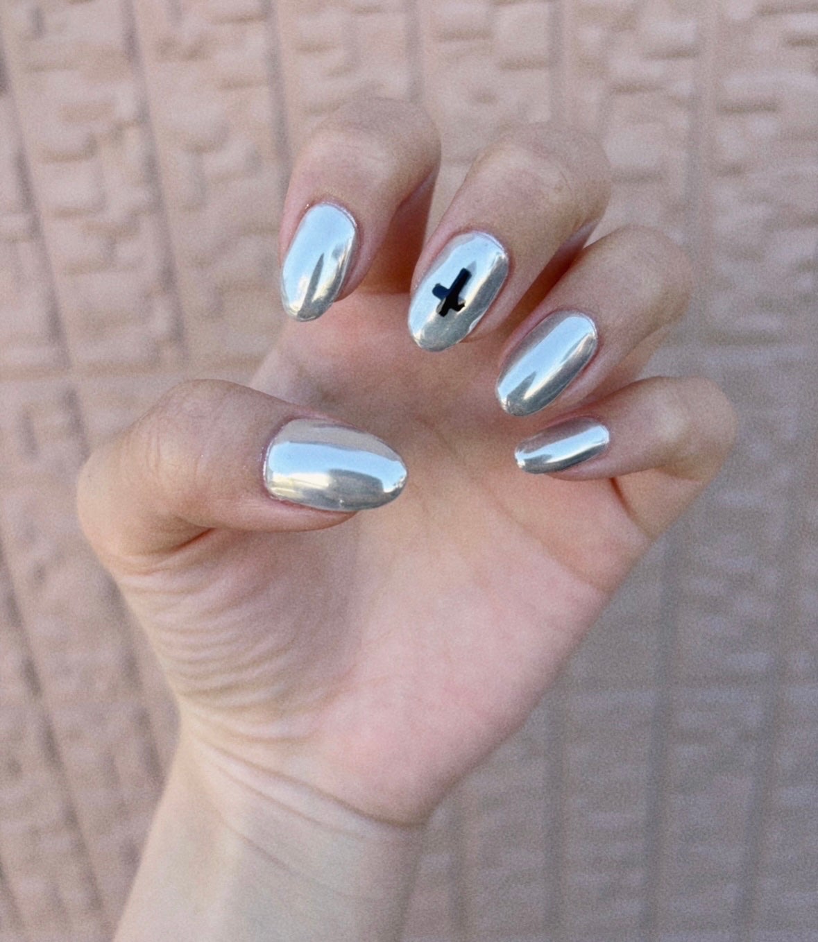 ERIKA on LIPS 「今はネイルお休みしているけど、最後にしたネイル💅🏻今回こそハー..」(1枚目)