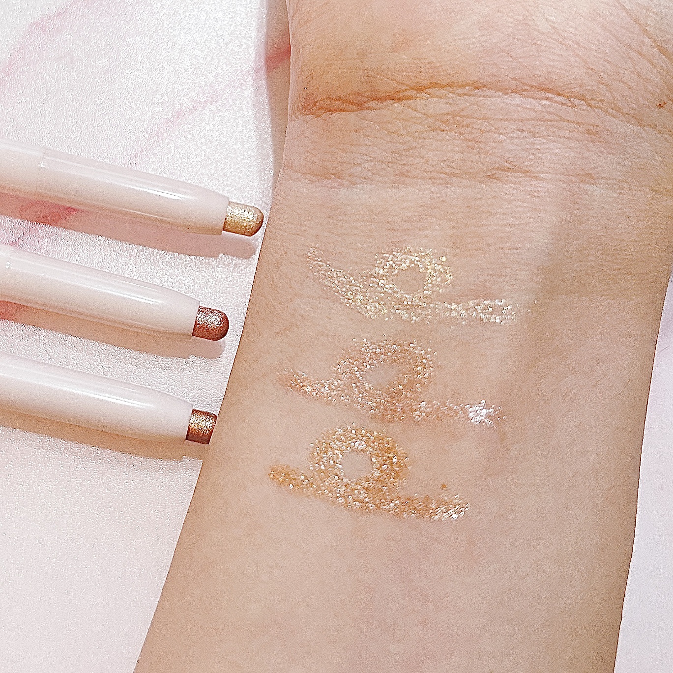 ムードオンアイカラースティック/BANILA CO/スティックアイシャドウを使ったクチコミ（3枚目）