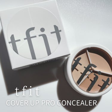 tfit
COVER UP PRO CONCEALER
⋘NEUTRAL⋙

韓国コスメで有名なtfitのｺﾝｼｰﾗｰˊ˗
NEUTRAL/COOL/WARM 3種類で展開。
今回はNEUTRALを使ってみた.′.′

3色のカラーが入っていて、コンシーラーとしてだけではなくハイライトやシェーディングにも使えるアイテム🫶
水や汗にも強いので春から夏の季節に使いやすい⸝⋆

指やブラシなど色々と試してみたけど、クマにはクッションファンデのパフが使いやすかった♡

カバー力だけでなく、ベースメイクまで可能なオールインワンコンシーラーです⍢

COOLと比べてみた画像も載せています✨
＿＿＿＿＿＿＿＿＿＿＿＿＿＿

LIPSでも賞を獲得するほど人気のコンシーラー🏆

🥇LIPSベストコスメ2023 下半期こだわりアワード コンシーラー部門崩れにくい賞1位
🥈LIPSベストコスメ2023 下半期こだわりアワード コンシーラー部門カバー力賞2位

肌トーンの補正にもそれぞれのカラーが使えて便利なのでチェックしてみて下さい‧⁺ ⊹˚.

⚠︎類似品が多く出回っているので、TFIT公式ストア（Qoo10）/TFIT公式代理店(詳細ページに公式認証バナーがある)で購入するのが安心です𓂃‪

提供▷ @tfit.japan 

#PR #TFIT  #ティーフィット #TFITCONCEALER #TFITコンシーラー #コンシーラー #くすみ #シミ #そばかす #クマ隠し #韓国コスメ #韓国スキンケア #Qoo10 #Qoo10メガ割 #メガ割の画像 その0