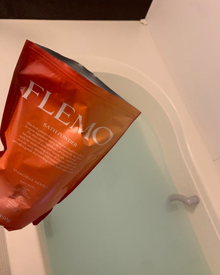 ゆうき on LIPS 「FLEMOバスパウダー濃厚な花々の香りの中に、葉のスモーキーさ..」(1枚目)