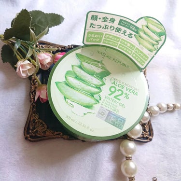 NATURE REPUBLIC様の
【マイルド＆モイスチャー
    アロエジェル】
のご紹介です。

『商品説明』

春夏といえばアロエケア、
元祖アロエジェルはネイリパ

◇1個7役
うるおいフェイスパック
ネイルケア
ボディケア
ツヤ髪ケア
メイク下地
シェービング用ジェル
ハンドケア
で髪の毛からフットケアまで
全身に使える万能ジェル。

◇ネイリパのアロエジェルは
アロエベラウォーター92％
（アロエベラ液汁）のほかに
ヒアルロン酸Naやミドリハッカエキス
配合ですこやかなツヤ素肌へと
導きながら爽やかな使用感が
楽しめます。

◇ぷるぷるのジェルが気持ちいい
春夏の必需品

《アロエベラウォーター92％配合(※1)》

日差しを浴びて乾燥＆デリケートに
なった肌へカリフォルニア産の
みずみずしいアロエベラ
エキス(※1)がじっくり
保湿しすこやかな肌へ！

そのほか、ヒアルロン酸(※2)や
3種のボタニカル美容成分(※3)も贅沢配合

《使わないこだわり》

肌への負担を抑えた低刺激処方(※4)で
すこやかに守ります。
パラベン・ミネラルオイル・
シリコン・着色料 無添加

《かんたん＆気軽》

本格ケアが叶うのに、毎日たっぷり・
ずっと使い続けていただきたく
お手頃価格に。
朝晩使えて、豊かなうるおいで
乾燥した肌をやさしく包みます。
(※1) 保湿成分：(ジェル：アロエベラ液汁、水、PG、DPG)(マスク：アロエベラ液汁、水、グ
リセリン、DPG)
(※2) 保湿成分：ヒアルロン酸Na
(※3) 保湿成分：ミドリハッカエキス、トウキンセンカ花エキス、メリッサエキス
(※4) 全ての方に刺激が起きないというわけではございません

☆-----☆-----☆-----☆-----☆

何度リピートしたかわからないくらい
愛用して長いジェルです。

こちらの商品とはじめて
であったのは台湾旅行に
行った時に寄った
ネイチャーリパブリック様の
店舗でした。

そこで購入して使うように
なってからもう
8年の付き合いになります。

ベタベタしなくて
みずみずしいジェルの
テクスチャーで顔や
ボディだけでなく
色々な場所に使えるのが
嬉しいですよね。

1個7役で
うるおいフェイスパック
ネイルケア
ボディケア
ツヤ髪ケア
メイク下地
シェービング用ジェル
ハンドケアと
幅広く使えるのが
オススメポイントです。

私個人の使い方としては
美顔器をやるときの
ジェルとしても使っています。

さらっとみずみずしいのに
ひんやりとして気持ちがよいので
春夏は冷蔵にいれて
冷やして使うようにも
していますがとても
オススメです。

たっぷり大容量なのに
お財布にもやさしいのが
使っていてありがたいです。
の画像 その1