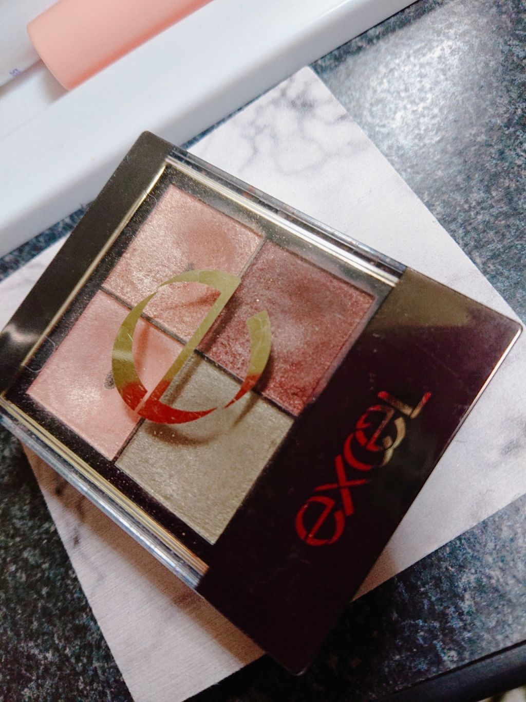 パウダーアイシャドウ ブルーミングキティ/DAISO/アイシャドウパレットを使ったクチコミ（1枚目）