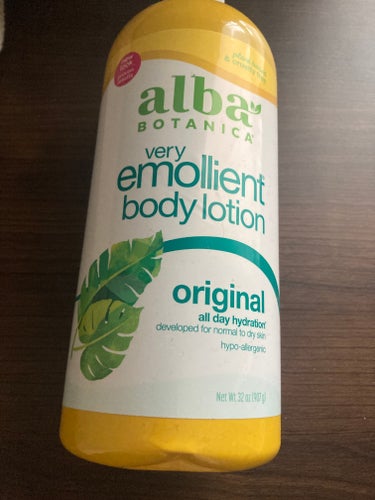 Albabotanicaのveryemollientbodylotionを使い切りました。

コストコで購入したもので、907g入りとかなり大容量です。

毎日使用するので香りが苦手なものだと大容量は使