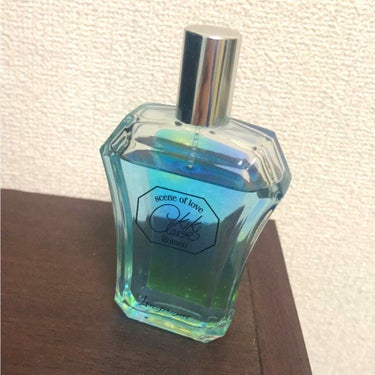 私が初めて買った香水です✨✨

伊藤千晃さんが大好きで、匂いも嗅がず衝動買いしてしまった馬鹿な私なのですが家に帰って開けてみるとめちゃくちゃいい匂いで驚き😳✨

甘い香りですが甘ったる過ぎず大好きな香水