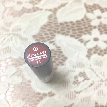 essence Ultra Last Instant Colour Lipstickのクチコミ「韓国コスメです。韓国コスメなのでマット感が強いのでニベアのリップクリームの上から塗ると良い感じ.....」（2枚目）