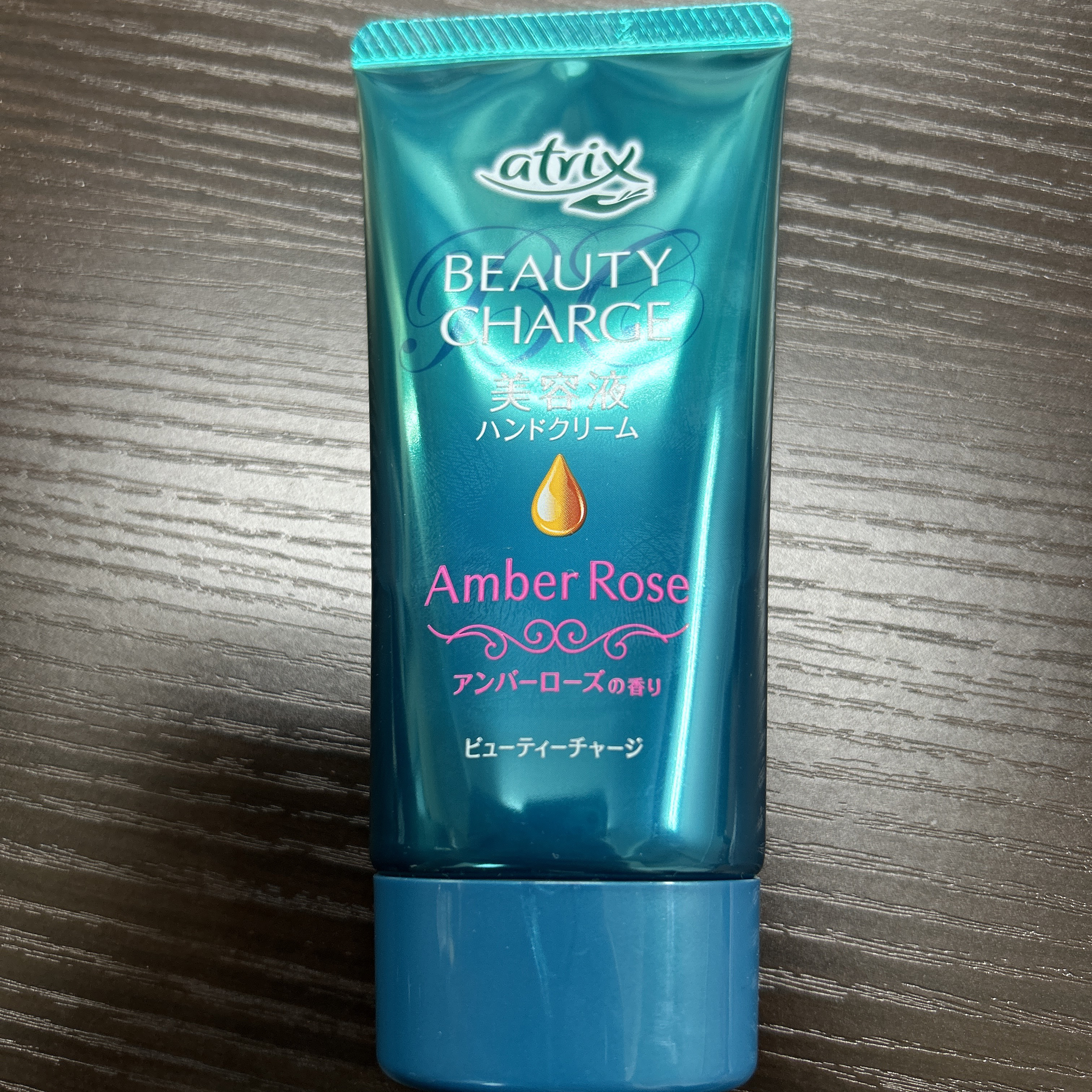 ★アトリックス ビューティーチャージ アンバーローズの香り

寒くなって乾燥してくる季節に…指先が乾燥してひび割れそうになってきたので購入してみました。

アトリックスシリーズは過去色々使っていたのですが、こちらを使うのは初めて。

香りが