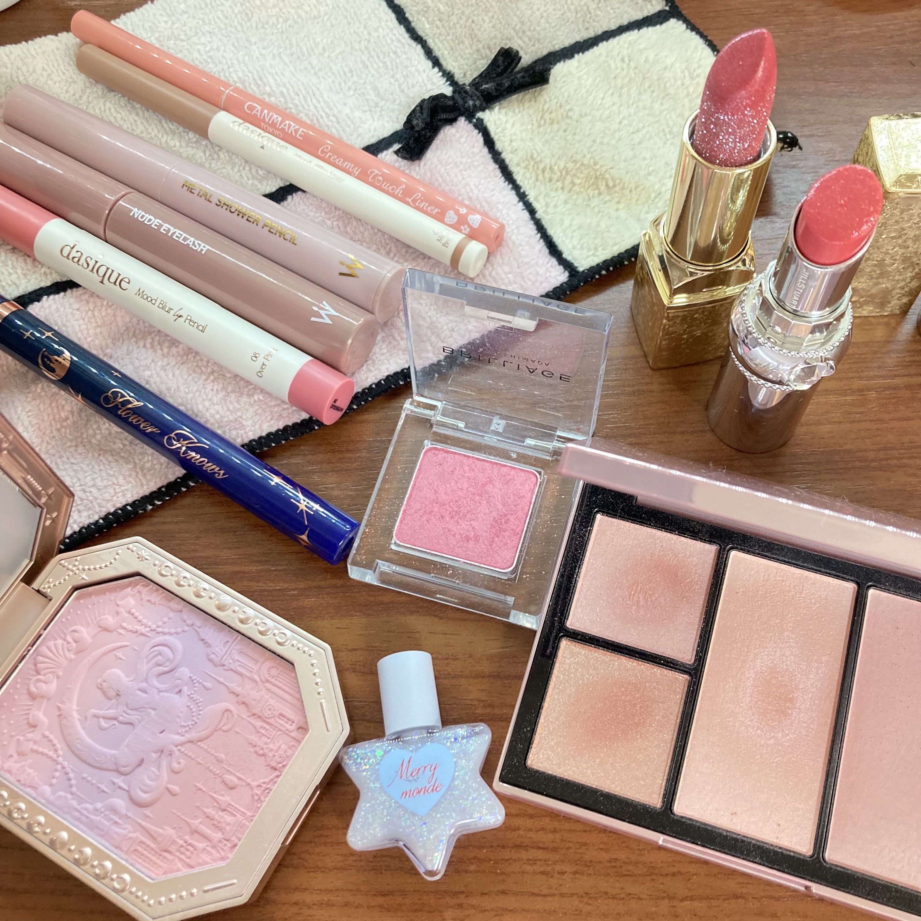 月光人魚 ジュエリーチークブラッシュ 01：Snow Goddess/FlowerKnows/パウダーチークを使ったクチコミ（1枚目）