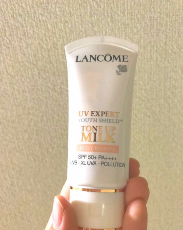 ランコム
UV エクスペール トーン アップ ローズ


SPF50+ PA++++の日焼け止め効果もある化粧下地。

うっすらピンクに顔色をトーンアップしてくれ、明るい印象の肌になれます。

保湿力も