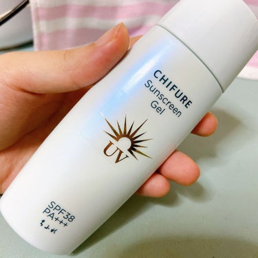  ちふれ
日やけ止め ジェル UV𓈒 𓂂𓏸

SPF30前後で、石鹸で落とせる日焼け止め！
しかもお安い…！(◜ᴗ◝ )

夏だからといってSPF50の日焼け止めを多用しているとお肌に負担がかかるそうで…
わたしは通勤するのに10分ほどお外に出るぐらいなのでSPF30前後のもので十分なのです( 'ω')

❁⃘*.ﾟgood
伸びよく、白浮きなし
他のジェル日焼け止めより安価（600円ぐらい？）
石鹸で落とせる
持ち運びしやすい

レジャーとかで長時間外にいない限りは年中これだけで良いかな〜‪ꪔ̤̮
そんな感じ

 #夏のマストバイ の画像 その1