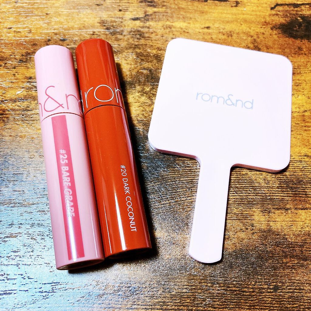 ロムアンドたん届いた〜🥺❤️❤️
ミラーのおまけ付き嬉しい！

購入したのは#25ベアグレープと#20ダークココナッツ！

ベアグレープは普段の唇の色とほぼ変わりなく、色を均一にしてくれる感じで綺麗に馴染んだ🥰

不安だったダークココナ