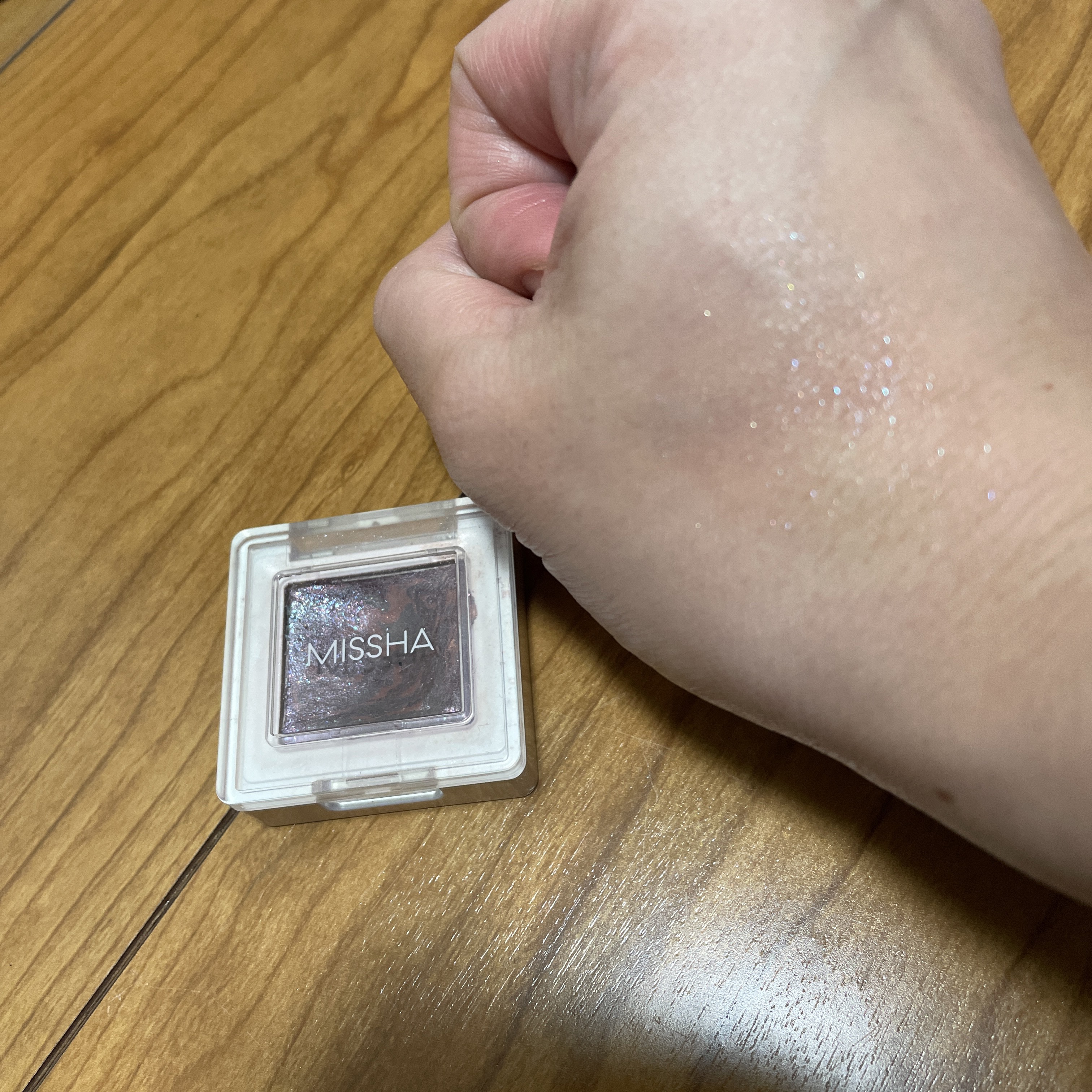グリッタープリズム シャドウ マーブル グリッタープリズム シャドウ マーブル GVL03/MISSHA/単色アイシャドウを使ったクチコミ（2枚目）