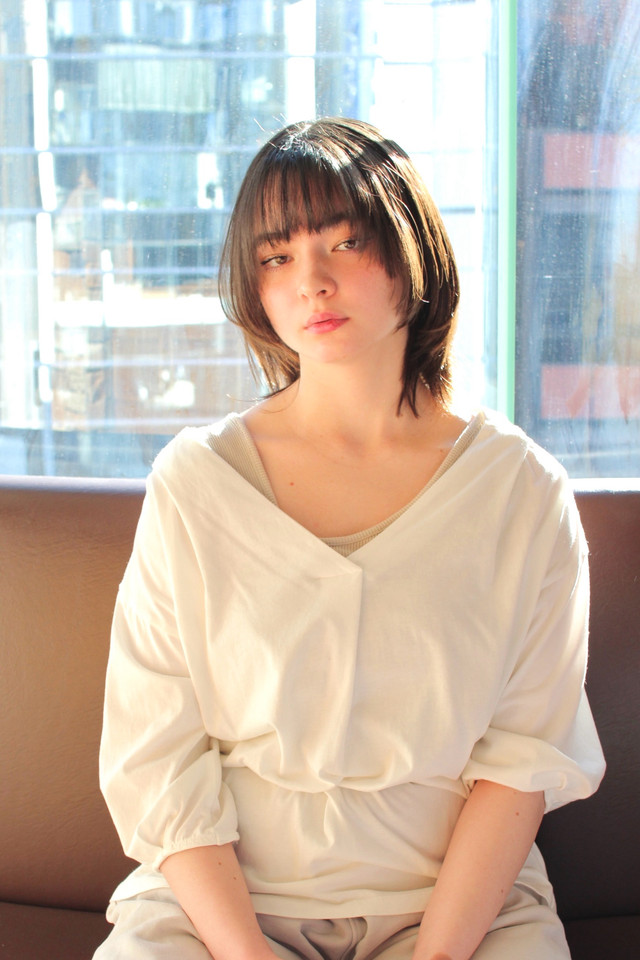 窓の前に座る女性