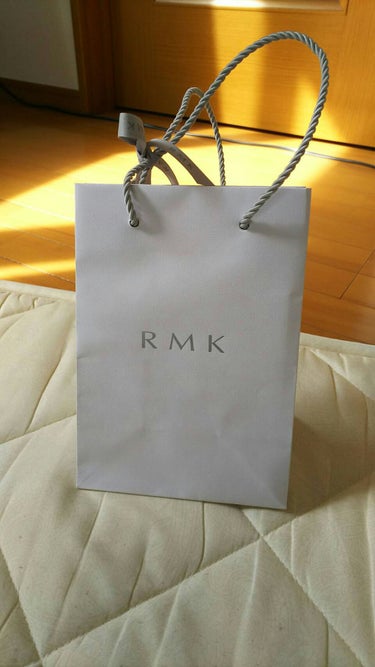 ついに...私がずっと欲しかったRMKのグロスを手に入れました😂😂😂😂😂

昨年の誕プレ今さら弟に買って貰えることになったので、RMKを頼んでしまいました😌💸

嬉しくて急いで写真撮ったのでお布団の上で